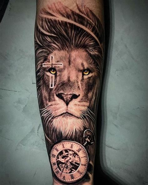 tatuagem de leão no braço masculino